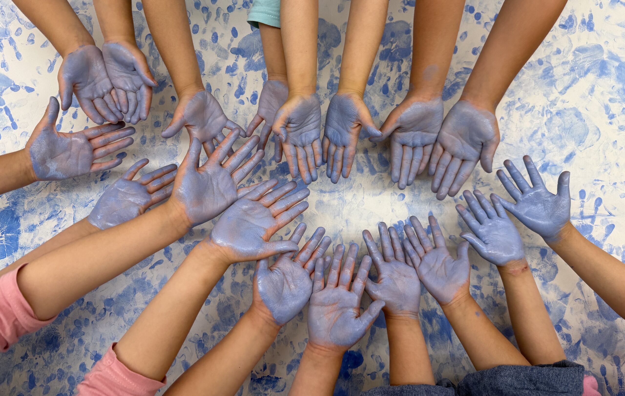 絵の具のついた子どもたちの手